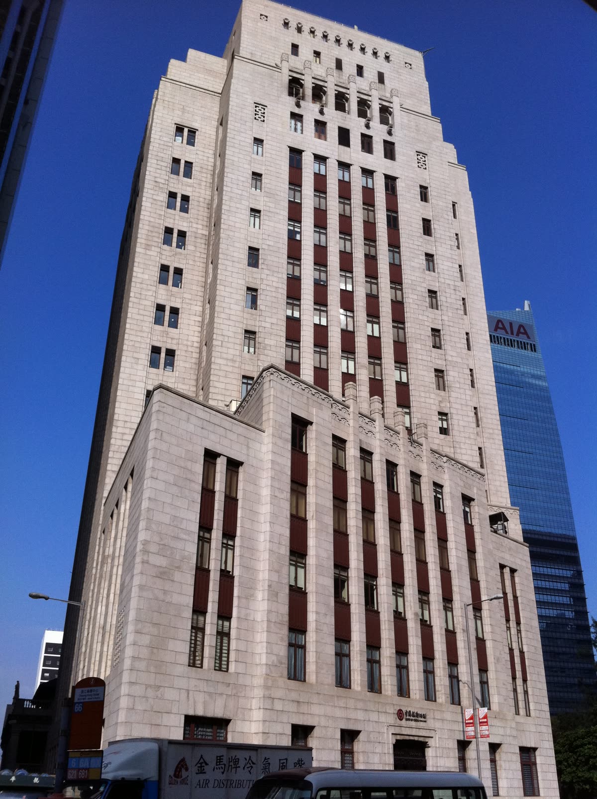 File:HK Central Queen's Road facade Bank of China Building Dec-2012.JPG — 금리 오르면 은행주 오르나