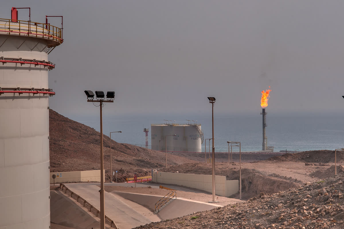 Oil storage tanks on Halul Island — 중국은 지금까지 유가를 어떻게 잡아뒀나