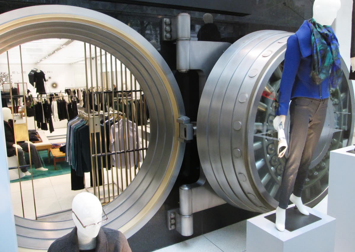 Manufacturers Trust Company Building bank vault door — 연말까지 남은 한도 2000여억원이 만드는 문