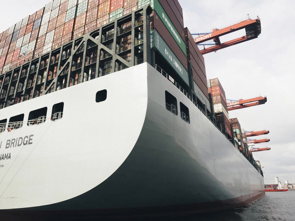 Cargo ship, logistics industry — 수출이 좋은데 환율은 왜 오르나
