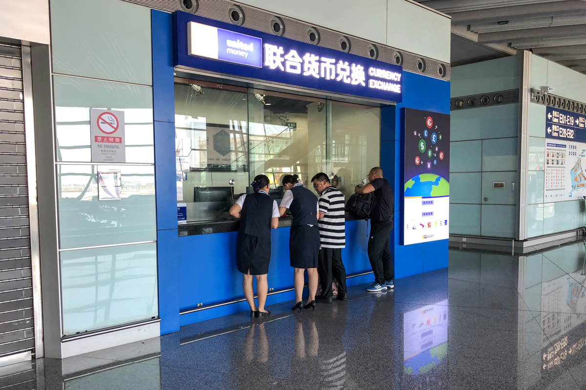 Currency exchange counter at ZBAA T3E Departures (20180823110519) — 유로 환율 원화 흐름 — 1,790원에서 1,650원대까지