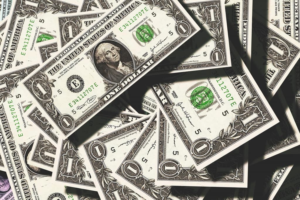 Free US dollar banknotes image — 원달러 환율 1383.3원, 지금 환전하면 손해일까