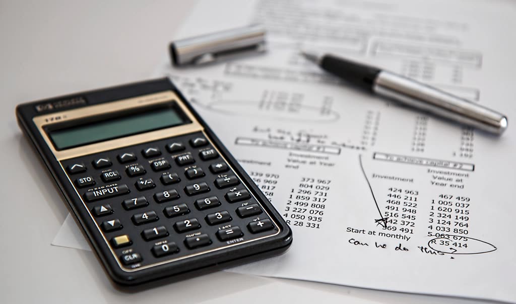 Free calculator working desk image — 금통장 골드바 ETF 부가세·세금 비교표