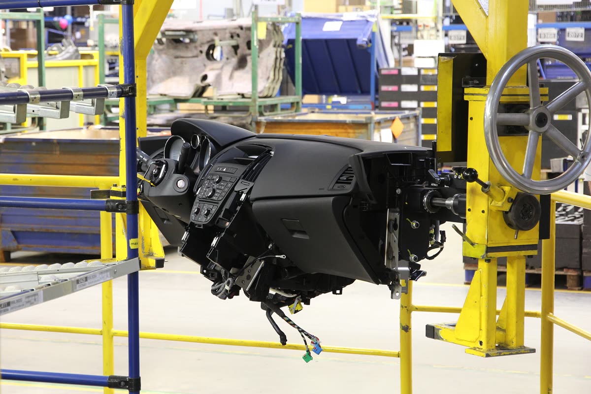003 Car dashboard manufacturing process - Opel car factory in Gliwice, Poland — 일본 구조조정 조기퇴직, 닛산 3,700명 규모가 알려준 것