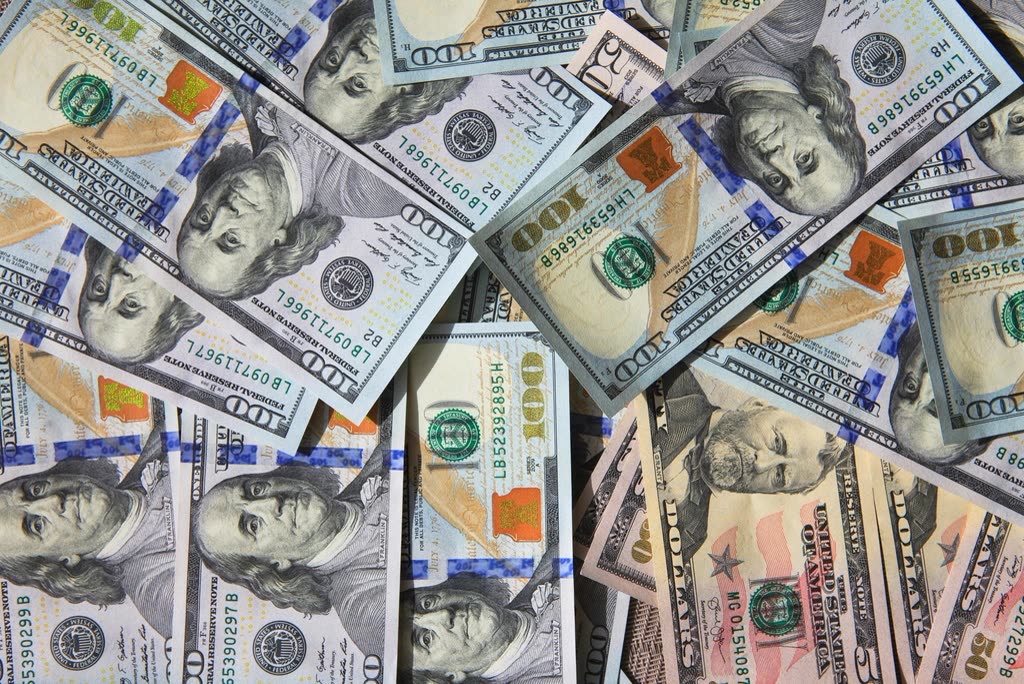 Free US dollar banknotes image — 연간 1조달러까지 남은 조건 — 월평균 756억 달러면 됩니다