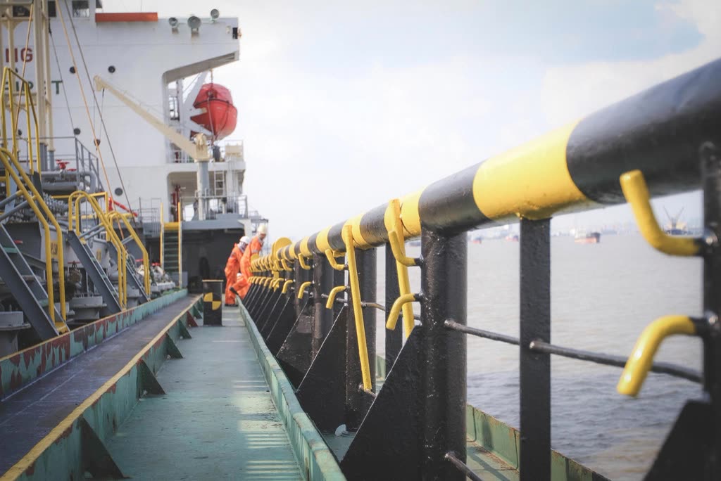 Free oil tanker ship — 같은 유가라도 원인이 운송 불확실성이면 물가 충격이 2배 — 0.20 vs 0.11%포인트