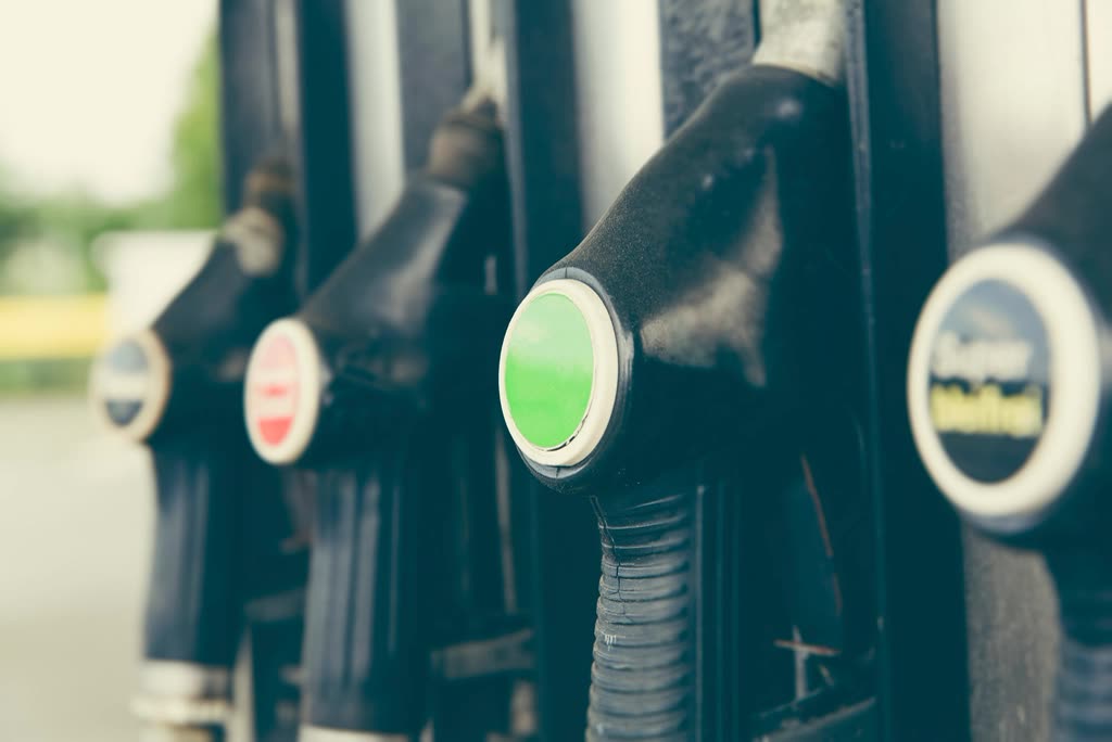 Close gas station pump — 국제유가 하락 주유비, 주유소에 반영되는 시차는 3주