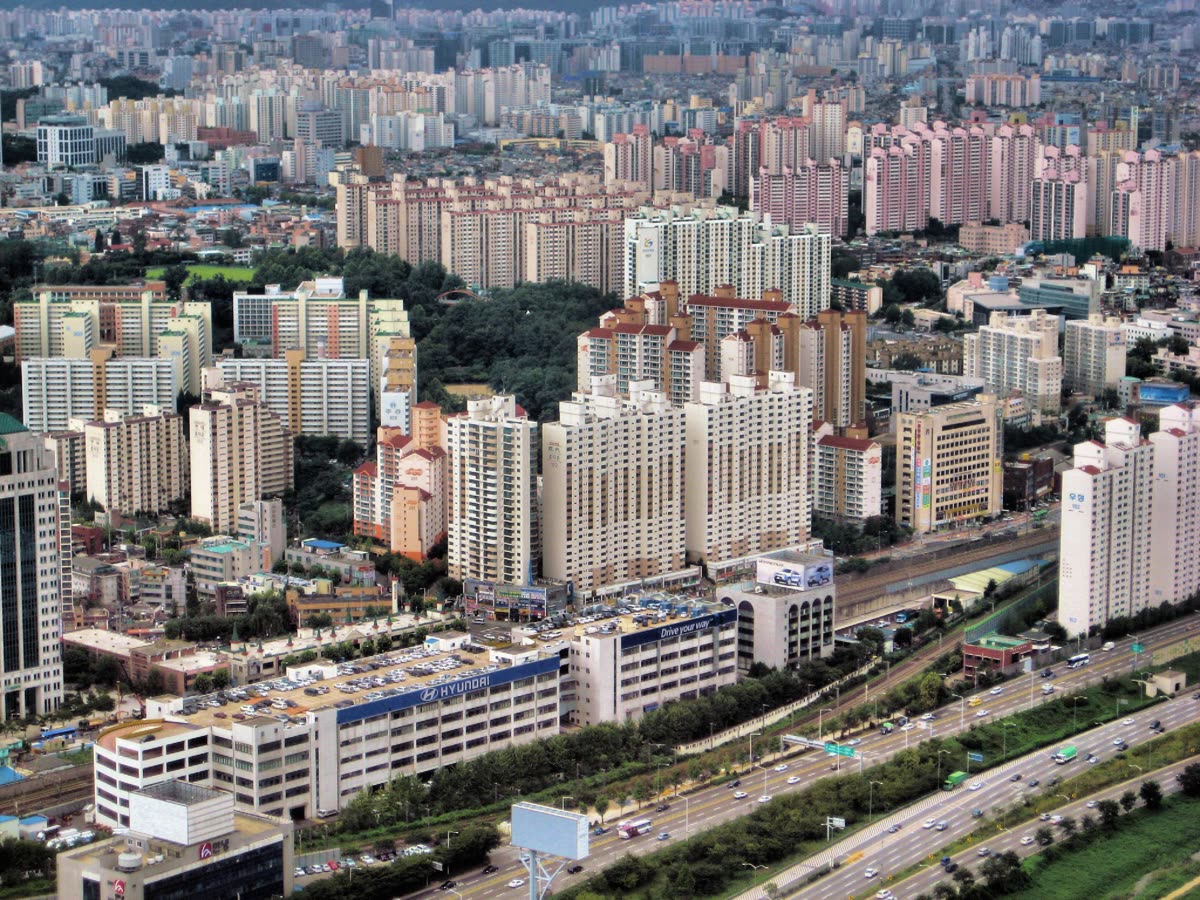 File:Seoul Apartment Buildings (1509272335).jpg — 서울 아파트값 부동산 정책 재검토, 발언과 규제 변경 사이의 거리