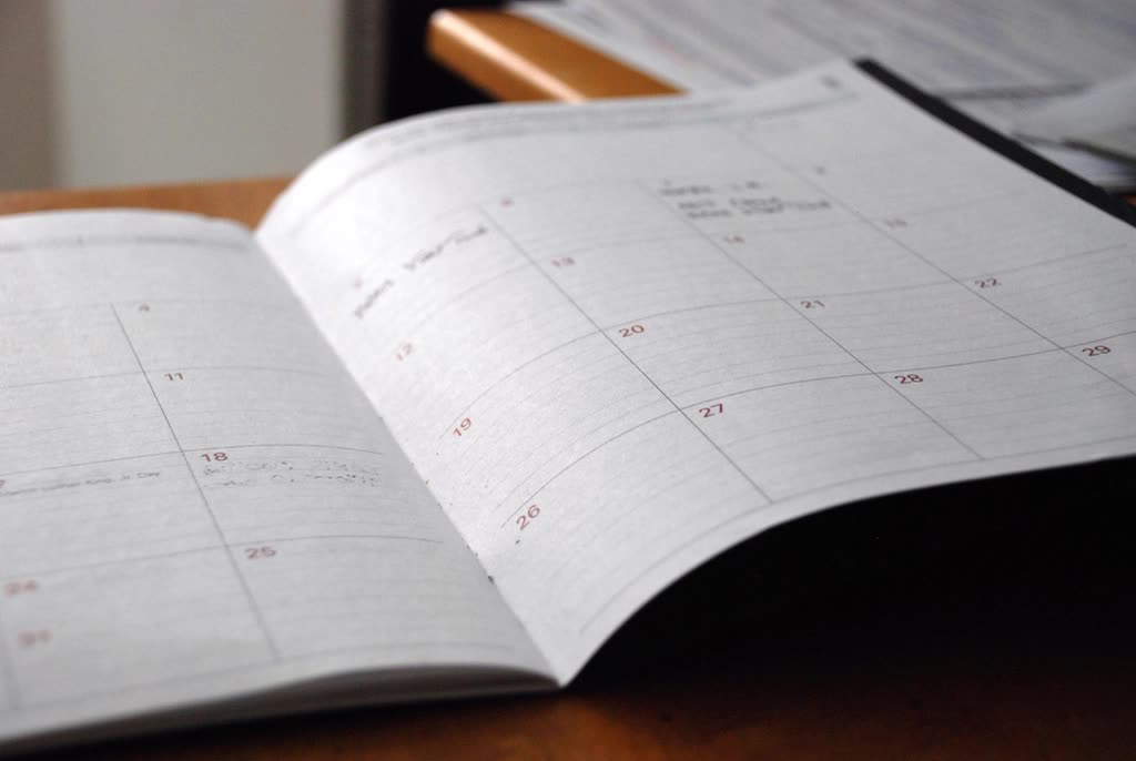 open calendar short notes scribbled — 9월 정부 정책, 마감일 순서로 보면 이렇게 됩니다