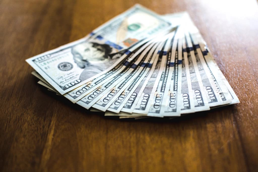 Free US dollar banknotes image — 트럼프 배당금 5000달러, 재원은 관세 수입의 14%뿐인가