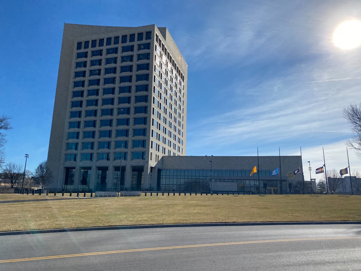 Federal Reserve building in Kansas City, MO 001 — 트럼프 연준 압박, 무역 중단 카드를 꺼내다