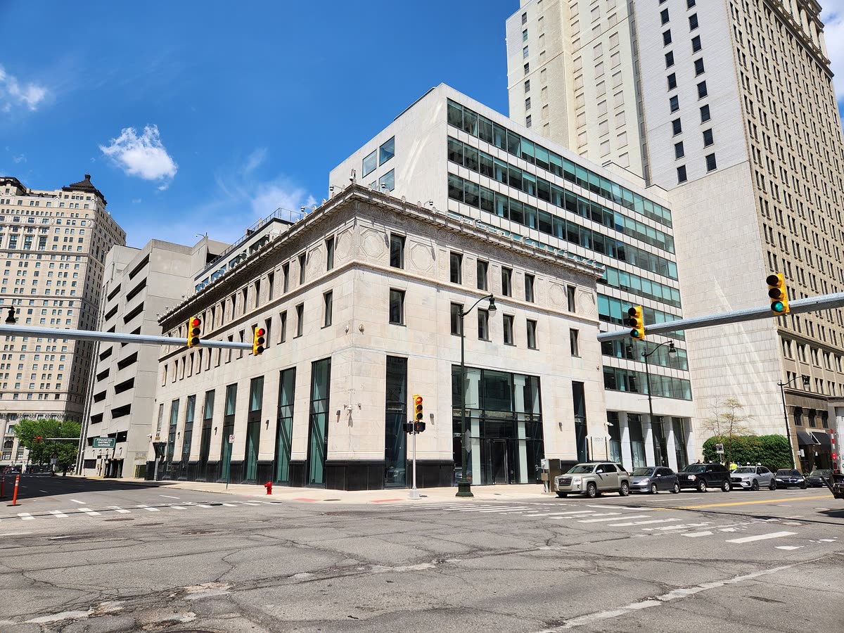 Federal Reserve Building (Detroit) exterior at midday, from southwest (1) — 미국 금리동결 보험주 — 월러 발언이 바꾼 조건
