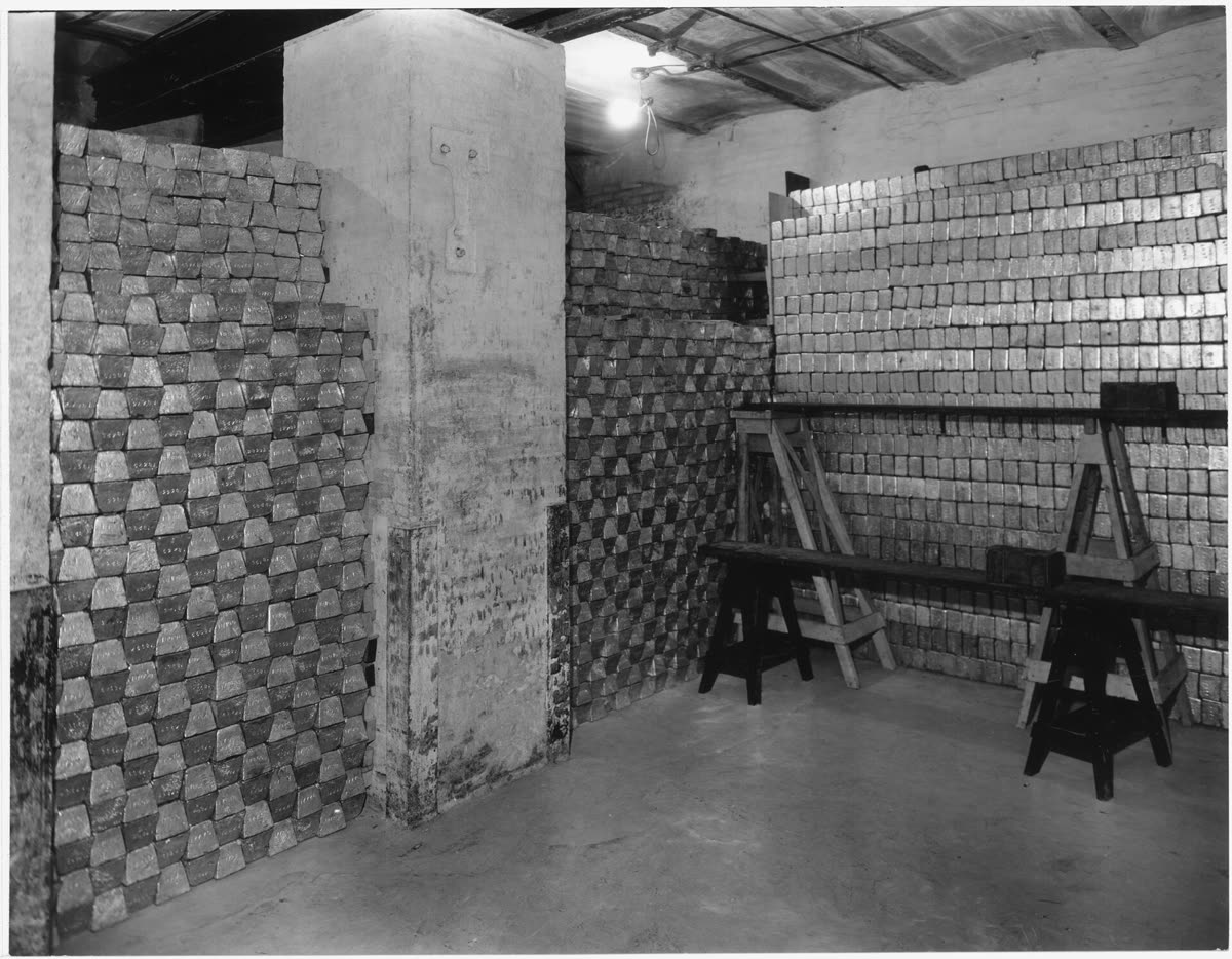Photograph of a vault with gold bars - NARA - 296609.tif — 원화 강세면 금값은 왜 내려가나요
